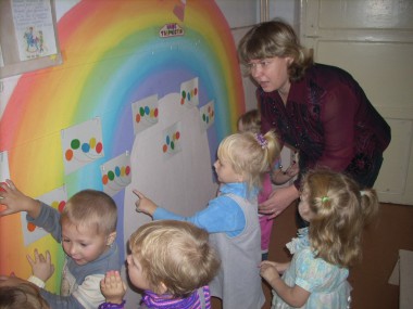 Благодарна и трудна работа воспитателя – постоянно маму заменять...