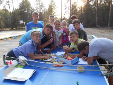 Екатерина Зубарева, старший инспектор ПДН, поддерживает участников игры.