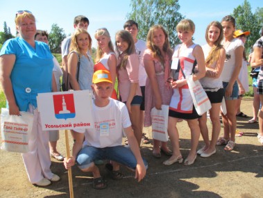 Елена Лобанова с усольской молодежью на коми-пермяцкой земле.