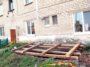 Эту выгребную яму ремонтируют за счет управляющей компании. фото: галина прутова. «усольская газета»