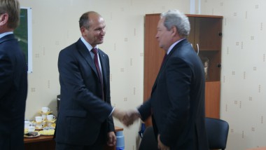 Глава Усольского района Геннадий Шехматов знакомит главу региона с Усольским историко-архитектурным комплексом.