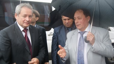 Глава Усольского района Геннадий Шехматов знакомит главу региона с Усольским историко-архитектурным комплексом.