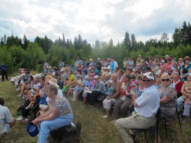 И стар, и млад собрались на юбилей родной деревни.