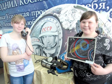 Лера Петухова и Вероника Репина знают про космос все.  Фото автора. «усольская газета»