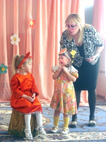 Маленькие артисты играют в сказке «Колобок». Фото автора. «усольская газета»