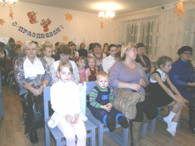 На празднике, посвященному мамам, не было свободных мест.