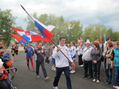 Начало праздника – внесение флагов именитыми спортсменами.