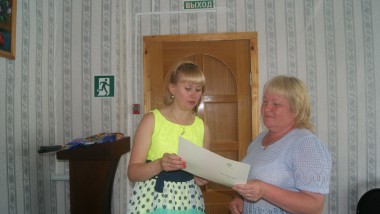 Наталья Шагина вручает удостоверение Любови Парфеновой.