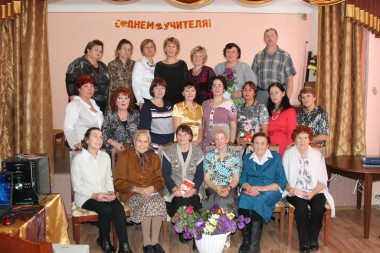 Они вместе – учителя-ветераны и педагоги, которые продолжают школьные традиции и учат детей любить родину и родную землю.