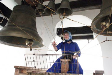 От того, как звонила семнадцатилетняя девушка Наталья Новикова из п. Боровский Тюменской области на стокилограммовых колоколах, озноб до самого сердца пробирал самых сильных. Словно затрагивал в тебе самую суть... Фото: Денис денисенко. «усольская газета»