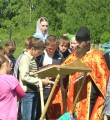 Отец Григорий проводит молебен с воспитанниками.