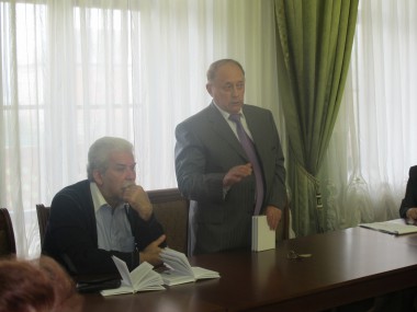 Открыл презентацию книги Геннадий Петрович Шехматов.