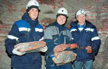 Первая руда в руках замерщика на маркшейдерских работах Ильи Мищенко, ведущего специалиста отдела технадзора Игоря Акулова и исполнительного директора комбината Алексея Шеина.