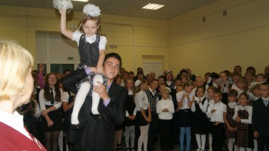 Право подать первый звонок в первой городской школе предоставили первокласснице Кристине Потеряевой и одиннадцатикласснику, Ученику Года Александру Медведеву.