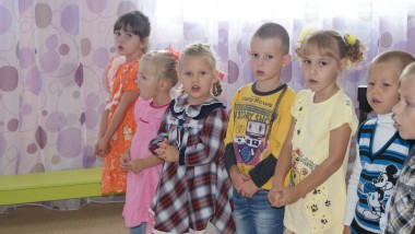 Ребята встретили гостей в новом актовом зале стихами и песнями.