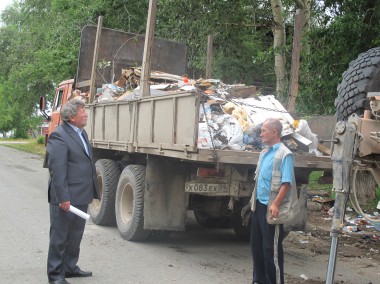 С контейнерных площадок города вывозится около 20 кубометров мусора грузовыми автомобилями.