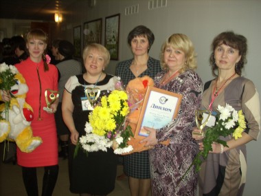 Счастливые победители в номинациях Галина Бухаринова, Галина Сабурова, Ольга Швецова. Вторая справа – абсолютный победитель конкурса Наталья Овсянникова. В центре – начальник РУО Тамара Кириллова.