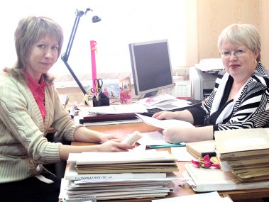 Следят за ценными документами Любовь Охотникова и Тамара Константинова. фото автора. «усольская газета»