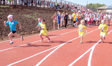 Соревнования на стадионе в с. Юрла Коми-Пермяцкого округа.   фото предоставлено пресс-службой губернатора. «усольская газета»