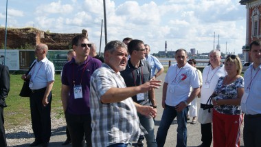 Станислав Хоробрых показывает гостям красоты земли усольской.