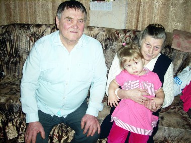 Супруги Яборовы с правнучкой Соней. Фото автора. «усольская газета»