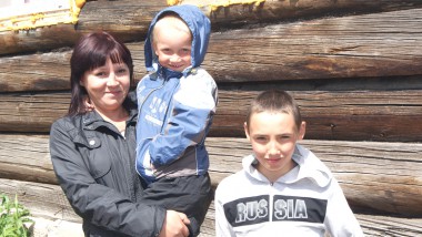 Татьяна Попова с племянниками Олегом и Сережей довольны своим новым жильем. Фото автора. «усольская газета»