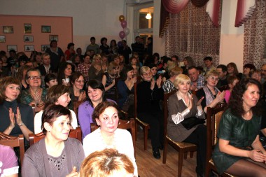 В актовом зале собрались все, кто когда-то учился в Орлинской школе.