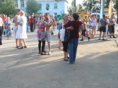 В танце красивом кружатся пары.