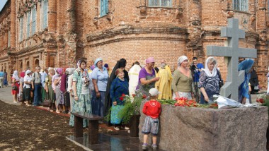 Верующие устремились ко Кресту с молитвами.