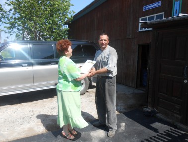 Владимиру Рюмину – грамота от главы администрации города. Дом его родителей и придомовая территория содержатся в образцовом порядке.