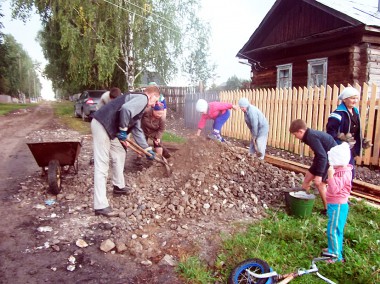 Всей улицей – на благоустройство. фото: Людмила Чезганова. «усольская газета»