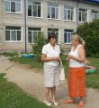 Заведующая детским садом Лариса Целищева (справа) показывает начальнику РУО Тамаре Кирилловой обновленный детский сад.