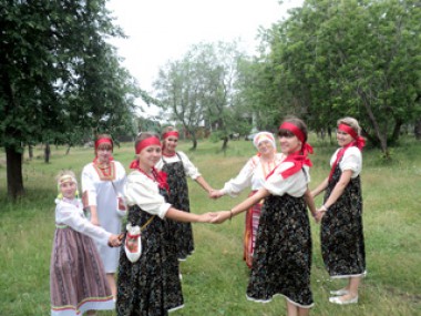 Ансамбль «Федот и Фекла» встречает медовый спас. Фото  из архива ДДТ . «усольская газета»