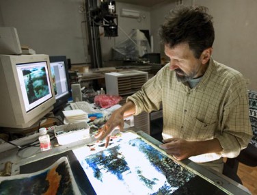 Художник творит кончиками пальцев