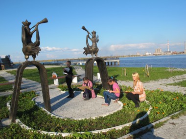 «Прилетевшие» необычные птицы заинтересовали юных художников.