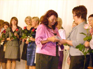 Торжественная процедура присвоения звания «Почетный работник общего образования Российской Федерации. Фото  автора . «усольская газета»