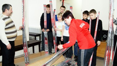 Александр Копелов: «Я рад, что лыжная база пополнилась новым спортивным инвентарем. Юные спортсмены скоро проверят лыжи в деле». Фото Автора. «усольская газета»