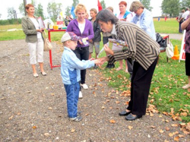 Поздравления принимает юный спортсмен Артем Токарев. Фото  автора. «усольская газета»