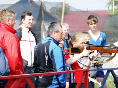 Юные биатлонисты на огневом рубеже. Фото предоставлено ФОК «Стрижи». «усольская газета»